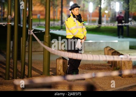 Polizei am Tatort in Lewisham nach dem Tod des 16-jährigen Jungen durch einen Messer wurde die Polizei zu Berichten über einen Kampf im Südosten Londons gerufen. Bilddatum: Mittwoch, 13. April 2022. Stockfoto