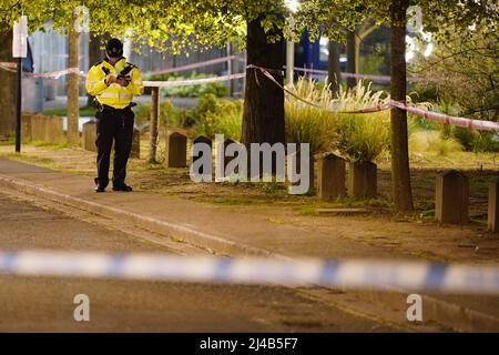 Polizei am Tatort in Lewisham nach dem Tod des 16-jährigen Jungen durch einen Messer wurde die Polizei zu Berichten über einen Kampf im Südosten Londons gerufen. Bilddatum: Mittwoch, 13. April 2022. Stockfoto