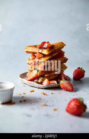 Waffeln und Erdbeeren auf einem Teller gestapelt Stockfoto