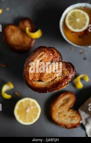 Zitronenpalmer, aus Blätterteig auf dunklem Grund Stockfoto
