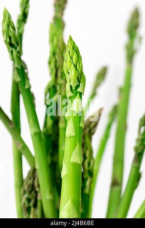 Nahaufnahme der Spargelspieße vor weißem Hintergrund. Stockfoto