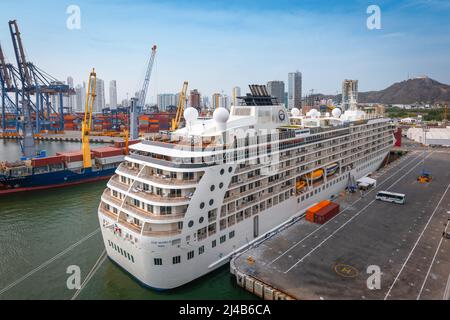 CARTAGENA, KOLUMBIEN - 4. APRIL 2022: Luxuskreuzfahrtschiff MS The World dockte am Pier des Kreuzfahrthafens Cartagena, Kolumbien, Karibik. Stockfoto