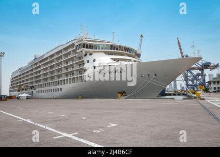 CARTAGENA, KOLUMBIEN - 4. APRIL 2022: Luxuskreuzfahrtschiff MS The World dockte am Pier des Kreuzfahrthafens Cartagena, Kolumbien, Karibik. Stockfoto