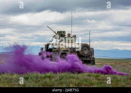 Boise, Idaho, USA. 30. März 2022. Idaho National Guard 116. Cavalry Brigade Combat Team's 2. der 116. Combined Arms Bataillon hat sich mit der Idaho Army National Guards 1. der 183 Assault Helicopter Bataillon zusammengetan, um medevac Training im Orchard Combat Training Center am 30. März 2022 durchzuführen. Das Training simulierte Notevakuierungen von kranken oder verwundeten Soldaten von einem Schlachtfeld. Bodenmediziner bildeten die medizinische Versorgung am Boden, bevor sie sie zu den Flugmedizinern an Bord des Hubschraubers UH-60 Black Hawk eilten, die ihre medizinische Versorgung fortsetzten, während sie zum nahe gelegenen med geflogen wurden Stockfoto