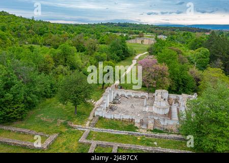 Ruinen einer runden Kirche in Veliki Preslav, Bulgarien Stockfoto