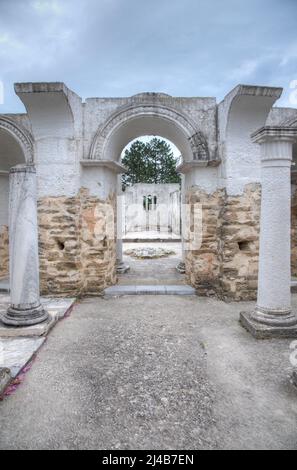 Ruinen einer runden Kirche in Veliki Preslav, Bulgarien Stockfoto