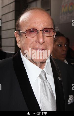 Clive Davis bei der Eröffnungsnacht von „Motown: The Musical“ am 14. April 2013 im Lunt Fontanne Theater in New York City. Foto: Henry McGee/MediaPunch Stockfoto