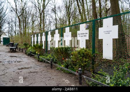 Berlin, Deutschland - 2. April 2015: Gedenkstätte für einige der Opfer der Berliner Mauer in der Nähe des Reichstags an der Spree. Stockfoto