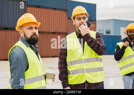 Ingenieur Industriearbeiter arbeiten am Schiffscontainer Hafenterminal - Frachtlogistiker - Fokus auf indischen Mann Gesicht Stockfoto