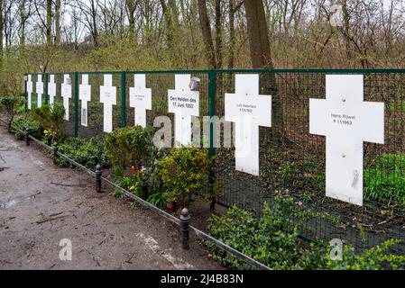 Berlin, Deutschland - 2. April 2015: Gedenkstätte für einige der Opfer der Berliner Mauer in der Nähe des Reichstags an der Spree. Stockfoto