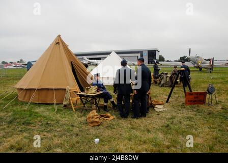 Nachstellung von zwei Weltkriegsbedingungen im Rahmen einer Flugshow, Biggin Hill, Kent, England mit Service-Personal und Flugzeugen der Zeit danach Stockfoto
