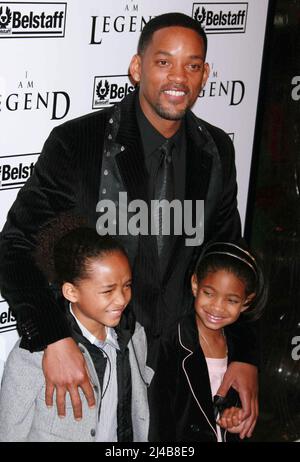 Will Smith mit Sohn Jaden Smith und Tochter Willow Smith bei der Premiere von „I am Legend“ im Madison Square Garden in New York City am 11. Dezember 2007. Foto: Henry McGee/MediaPunch Stockfoto