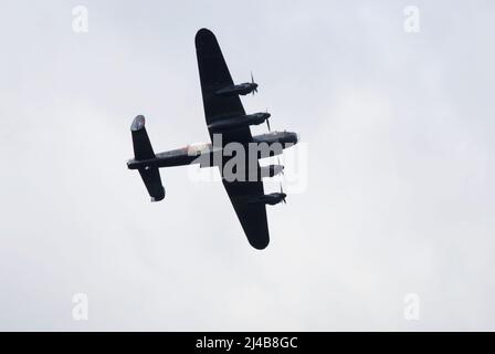 Avro Lancaster Bomber auf der Flugvoranzeige, die über der Luft fliegt und die Türen des Bombenregals offen sind Stockfoto