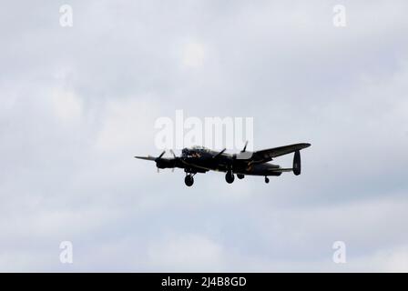 Avro Lancaster Bomber auf dem Flugdisplay mit abgesenkter Fahrgestell für die Landung Stockfoto