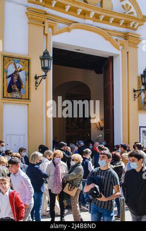 Sevilla, Spanien; 2. April 2022: Menschen stehen Schlange, um die Jungfrau der Hoffnung von Triana und den Christus der drei Wasserfälle zu sehen Stockfoto