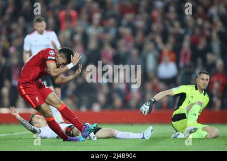 LIVERPOOL, GROSSBRITANNIEN. APR 13. Luis Díaz von Liverpool ist frustriert während des UEFA Champions League-Spiels zwischen Liverpool und S L Benfica am Mittwoch, dem 13.. April 2022 in Anfield, Liverpool. (Kredit: Pat Scaasi | MI Nachrichten) Kredit: MI Nachrichten & Sport /Alamy Live Nachrichten Stockfoto