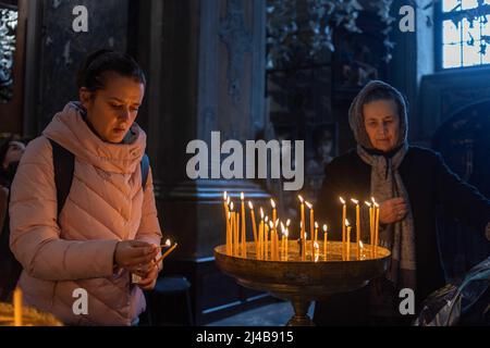 Lwiw, Oblast Lwiw, Ukraine. 2. April 2022. Männer und Frauen treten ein, um für das Ende des Krieges in einer Kirche in Lemberg zu beten (Foto: © David Peinado/Pacific Press via ZUMA Press Wire) Stockfoto