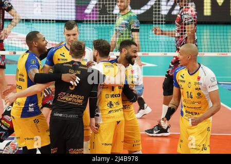 Pala Barton, Perugia, Italien, 13. April 2022, leo Schuhe Perkinelm modena Jubel während des Playoff - Sir Safety Conad Perugia vs Leo Schuhe PerkinElmer Modena - Volleyball Italienische Serie A Männer Superliga Meisterschaft Stockfoto