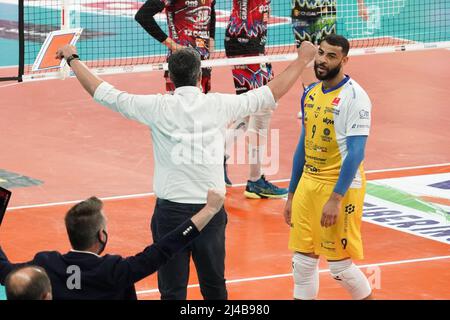 Pala Barton, Perugia, Italien, 13. April 2022, leo Schuhe modenaexultation during Playoff - Sir Safety Conad Perugia vs Leo Schuhe PerkinElmer Modena - Volleyball Italienische Serie A Männer Superliga Meisterschaft Stockfoto