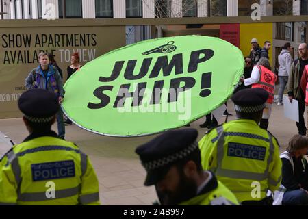 London, Großbritannien. 13. April 2022. Aktivisten halten während der Demonstration ein Banner. Extinction Rebellion-Aktivisten besetzen Shell's Londoner Büro und verhafteten sich in einen Protest, der Maßnahmen gegen die Klimakrise forderte. (Foto von Thomas Krych/SOPA Images/Sipa USA) Quelle: SIPA USA/Alamy Live News Stockfoto