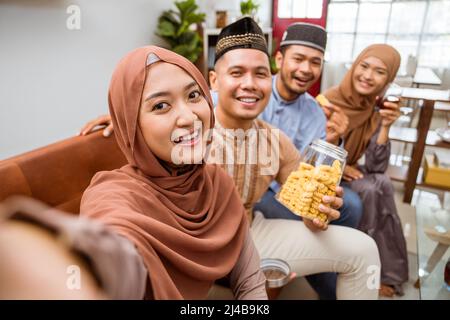 Freund machen Selfie am islamischen Tag von eid mubarak Stockfoto