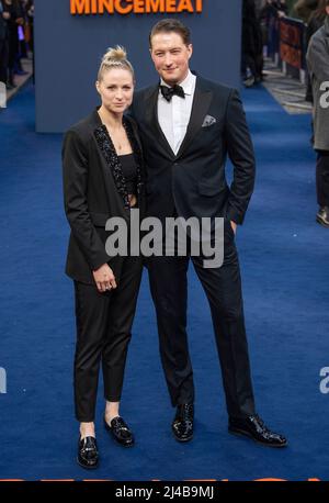 Niamh Algar und Lorne MacFadyen besuchen die britische Premiere der Operation Mincemeat auf dem Curzon Mayfair am 12. April 2022 in London, England. Stockfoto