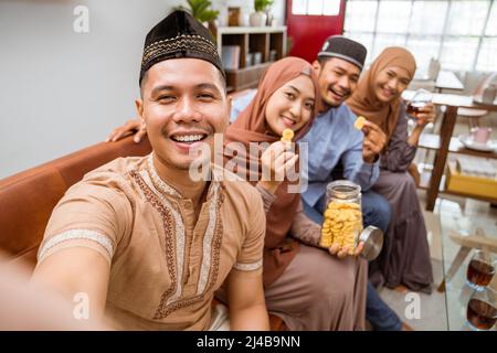 Freund machen Selfie am islamischen Tag von eid mubarak Stockfoto