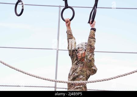 Fort Bliss, Texas, USA. 10. April 2022. SPC der US-Armee. Jongmin Yoo, der dem Brooke Army Medical Center, Joint Base San Antonio-Fort Sam Houston, Texas, zugewiesen wurde, schwingt während des Regional Health Command-Central Best Leader Competition 2022 in Fort Bliss, Texas, 10. April 2022 über die Hindernisbahnstation. Der RHC-C BLC ist ein einwöchiger Wettbewerb, der vom William Beaumont Army Medical Center veranstaltet wird. Kredit: U.S. Army/ZUMA Press Wire Service/ZUMAPRESS.com/Alamy Live Nachrichten Stockfoto