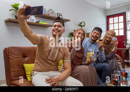 Freund machen Selfie am islamischen Tag von eid mubarak Stockfoto