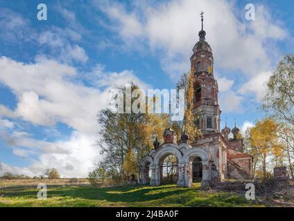 Verlassene alte russische Kirche auf dem Land Stockfoto