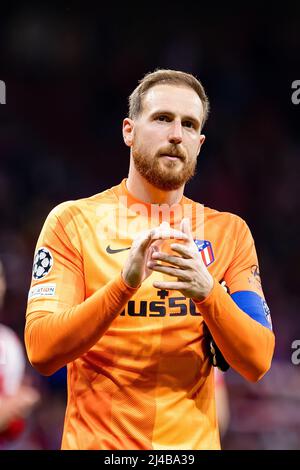 Madrid, Spanien. 13. April 2022. Oblak begrüßt die Fans nach dem UEFA Champions League-Spiel zwischen Atletico de Madrid und Manchester City im Metropolitano Stadium in Madrid, Spanien. Quelle: Christian Bertrand/Alamy Live News Stockfoto