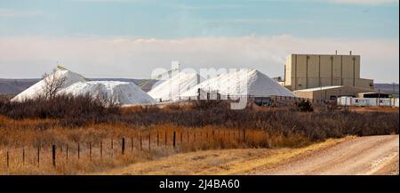 Freedom, Oklahoma - Salzberge in Cargill's Solarsalzanlage. Das Unternehmen pumpt natürlich salziges Wasser aus dem Cimarron River in seichtes Wasser Stockfoto