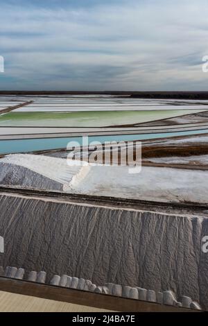 Freedom, Oklahoma - Haufen Salz und Verdunstungsteiche in Cargill's Solartherz. Das Unternehmen pumpt natürlich Salzwasser aus dem Cimarron Stockfoto