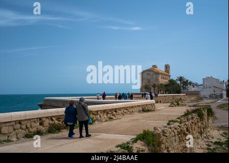 Touristen sehen sich in Richtung der Kirche (iglesia de San Pedro y San Pablo) in der Stadt Tabarca. Tabarca ist eine kleine Insel in der Medite Stockfoto