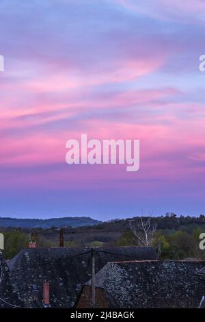 Lever de Soleil sur le Village ardoisier Stockfoto