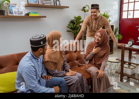 Besuch von Freunden und Familie während des islamischen Tages von eid mubarak Stockfoto