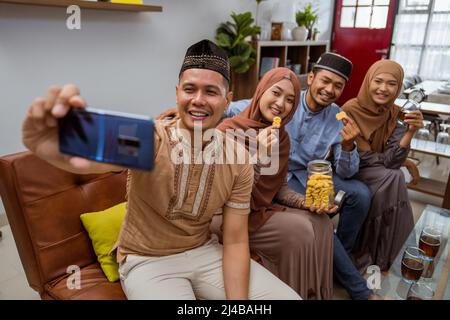 Freund machen Selfie am islamischen Tag von eid mubarak Stockfoto