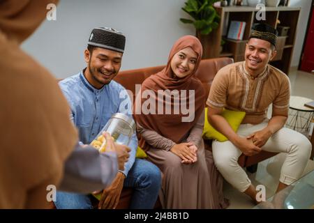 Besuch von Freunden und Familie während des islamischen Tages von eid mubarak Stockfoto