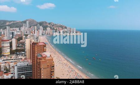 Blick auf das offene Meer, den Strand, die Hügel und viele Gebäude und die Schönheit der Stadt. Hochwertige Fotos Stockfoto