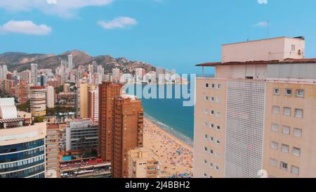 Blick auf das offene Meer, den Strand, die Hügel und viele Gebäude und die Schönheit der Stadt aus größerer Entfernung. Hochwertige Fotos Stockfoto