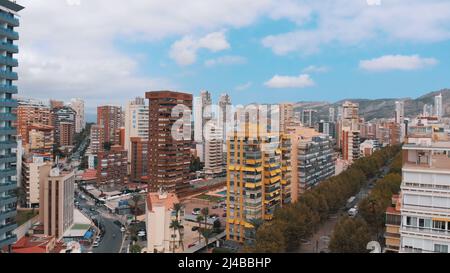 Eine urbane spanische Stadt mit Pfaden, Hügeln und Alleen mit Bäumen. Hochwertige Fotos Stockfoto