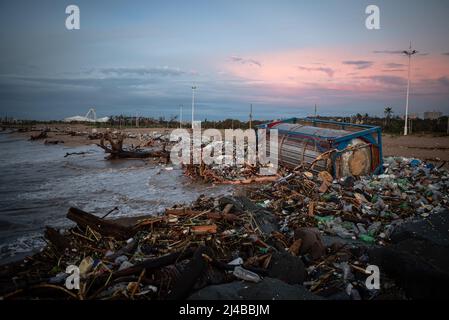 Kwazulu Natal. 13. April 2022. Das Foto vom 13. April 2022 zeigt Müll, der nach heftigen Regenfällen in Durban, Provinz KwaZulu-Natal, Südafrika, an einem Strand aufgeschichtet wurde. Die Zahl der Todesopfer aufgrund der starken Regenfälle in der südafrikanischen Provinz KwaZulu-Natal ist auf 253 gestiegen, sagte ein Regierungsbeamter am Mittwoch. Kredit: Lebohang Motaung/Xinhua/Alamy Live Nachrichten Stockfoto