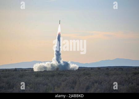 Dugway, Utah, USA. 6. April 2022. US-Marineinfanteristen starten ein High Mobility Artillery Rocket System während des Weapons and Tactics Instructor (WTI) Course 2-22 auf dem Dugway Proving Ground, Dugway, Utah, 6. April 2022. WTI ist eine siebenwöchige Trainingsveranstaltung, die von Marine Aviation Weapons and Tactics Squadron One veranstaltet wird und die die Entwicklung von kleinen, aufgabenorganisierten Einheiten-Experimenten über alle Kampfkampffunktionen hinweg betont sowie die Fähigkeit des Bataillons zur Durchführung von Kommando- und Kontrollmaßnahmen, zur Planung von Feuerunterstützung, zu Geheimdiensten, Und logistische Unterstützung für den Betrieb auf Unternehmensebene. Stockfoto