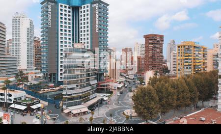 Ein Blick auf eine spanische Stadt mit hohen Gebäuden und ihrer Schönheit. Hochwertige Fotos Stockfoto
