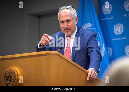 New York, USA. 13. April 2022. Stéphane Dujarric de la Rivière, Sprecher des Generalsekretärs der Vereinten Nationen, António Guterres, während einer Pressekonferenz im UN-Hauptquartier in New York City, um einen UN-Bericht über die globalen Auswirkungen des Krieges in der Ukraine auf die Ernährungs-, Energie- und Finanzsysteme zu präsentieren. Kredit: Enrique Shore/Alamy Live Nachrichten Stockfoto