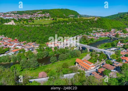 Blick auf die Wladishki Brücke über den Fluss Yantra in Veliko Tarnovo Stockfoto