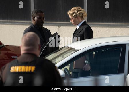 Fairfax, VA, USA. 13. April 2022. Der Schauspieler Amber Heard verlässt das von Johnny Depp im Fairfax County Courthouse eingesandte Anti-Diffamierungsverfahren. Foto: Chris Kleponis/Sipa USA Kredit: SIPA USA/Alamy Live News Stockfoto