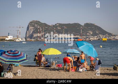 Panoramablick auf den Felsen von Gibraltar vom Strand Puente Mayorga. Auf dem Campo de Gibraltar, Andalusien, Spanien Stockfoto