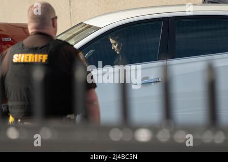 Fairfax, VA, USA. 13. April 2022. Der Schauspieler Amber Heard verlässt das von Johnny Depp im Fairfax County Courthouse eingesandte Anti-Diffamierungsverfahren. Foto: Chris Kleponis/Sipa USA Kredit: SIPA USA/Alamy Live News Stockfoto