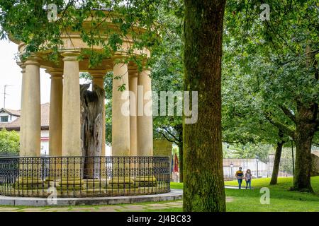 Blick auf den Stamm des alten Baumes von Gernika (Gernikako Arbola) in Guernica, Baskenland, Spanien Stockfoto